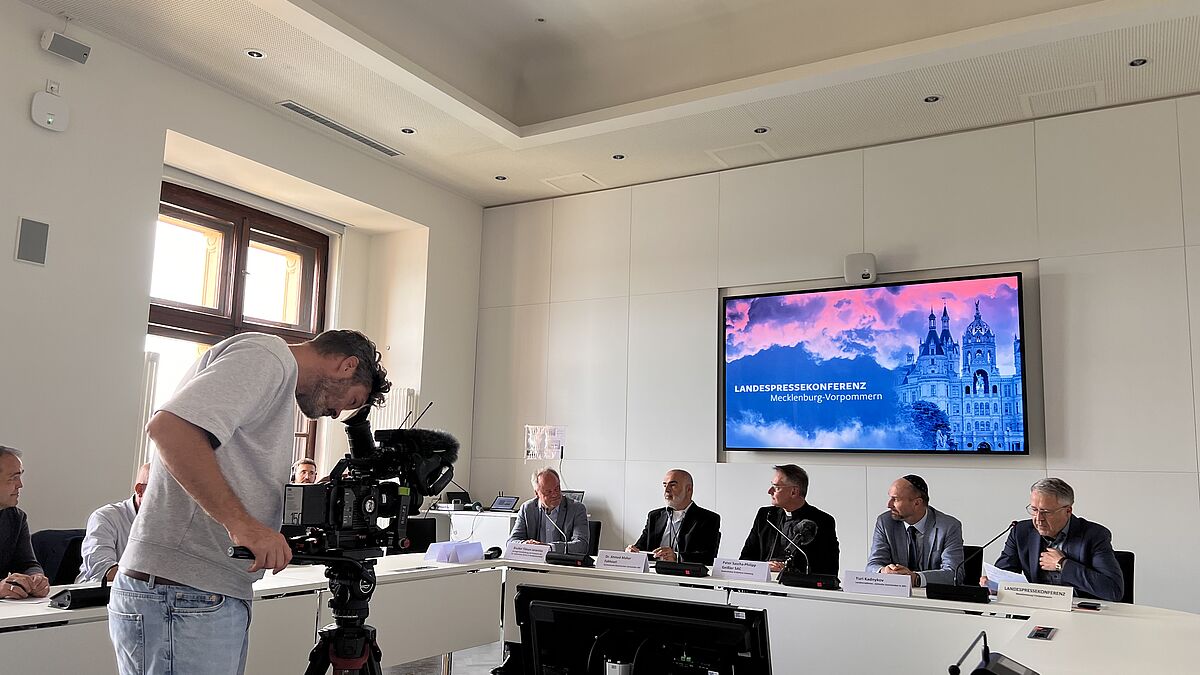 Bei der Vorstellung des ökumenischen Wahlaufrufs vor der Landespressekonferenz MV: Bischof Tilman Jeremias, der Vorsitzende des Dachverbandes Muslimischer Gemeinden in Mecklenburg Vorpommern i.G., Maher Fakhouri, der Generalvikar des Erzbistums Hamburg, Pater Sascha Philipp Geißler SAC, der Landesrabbiner der Jüdischen Gemeinden in Mecklenburg Vorpommern, Yuriy Kadnykov, und der Vorsitzende der Landespressekonferenz Bernd Mosebach (v.l.nr.). @Annelie Haack-Birgden / Nordkirche