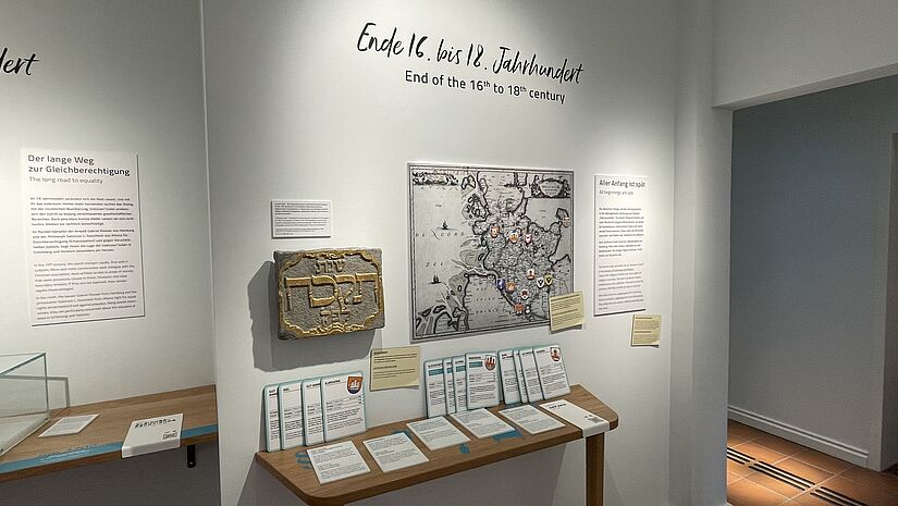 Ein Blick auf Ausstellungsstücke im Jüdischen Museum in Rendsburg