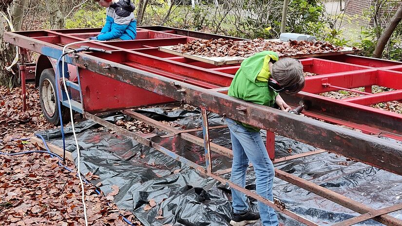 Bauwagen-Projekt der Gemeinden Wohldorf und Aumühle: Die Schleifarbeiten am Fahrgestell waren mühsam, dennoch ließ sich das Team nicht entmutigen. Die Schleifarbeiten am Fahrgestell waren mühsam, dennoch ließ sich das Team nicht entmutigen.