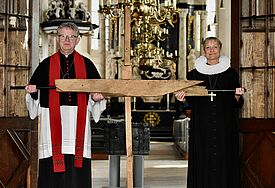 Christoph Giering, Propst der Pfarrei Propstei Herz Jesu und Kerstin Fehrs, Bischöfin im Sprengel Hamburg und Lübeck der Nordkirche, tragen das Kreuz.
