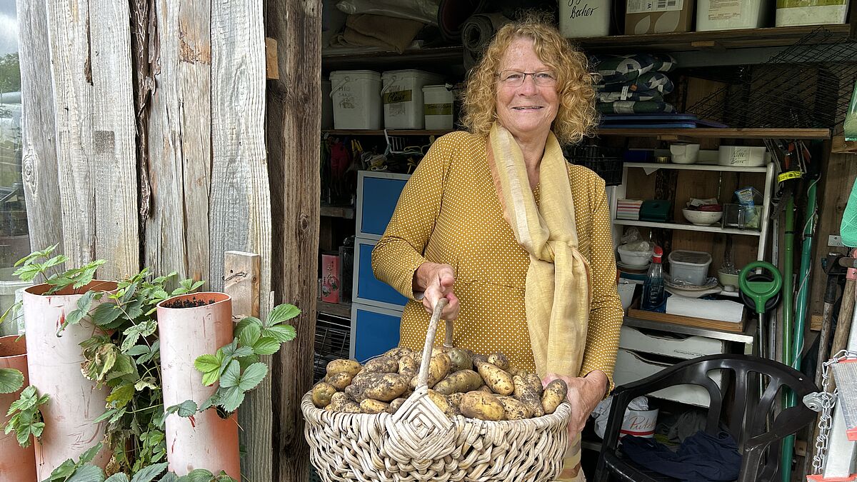 Monika Schankin liebt es, zu gärtnern. Am schönsten findet sie allerdings, dass sie im Luthergarten auf Gleichgesinnte stößt, mit denen sie sich diese Aufgabe teilen kann. 