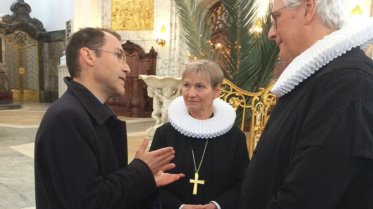 Der französische Generalkonsul Laurent Toulouse (v.l.), Bischöfin Kirsten Fehrs und Hauptpastor Alexander Röder