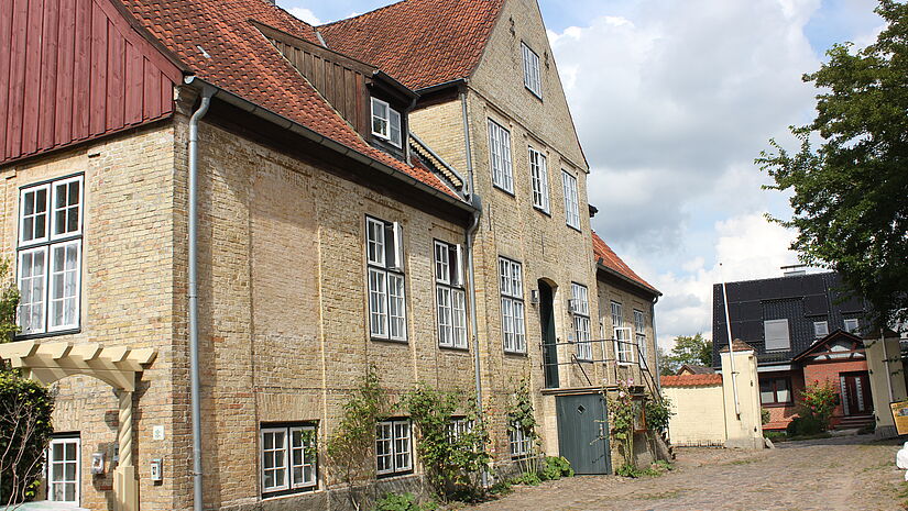 Das Bibelzentrum befindet sich in einem stattlichen Gebäude aus hellgelben Backstein.