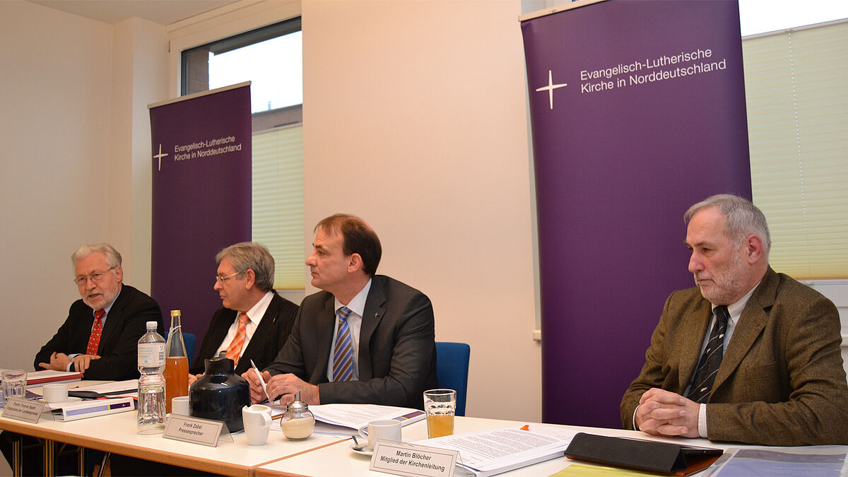 V.l.n.r.: Claus Möller (Vors. des Finanzausschusses), Pastor Thomas Baum (Vize-Präses der Landessynode), Frank Zabel (Pressesprecher der Nordkirche) und Martin Blöcher (Mitglied der Ersten Kirchenleitung) 