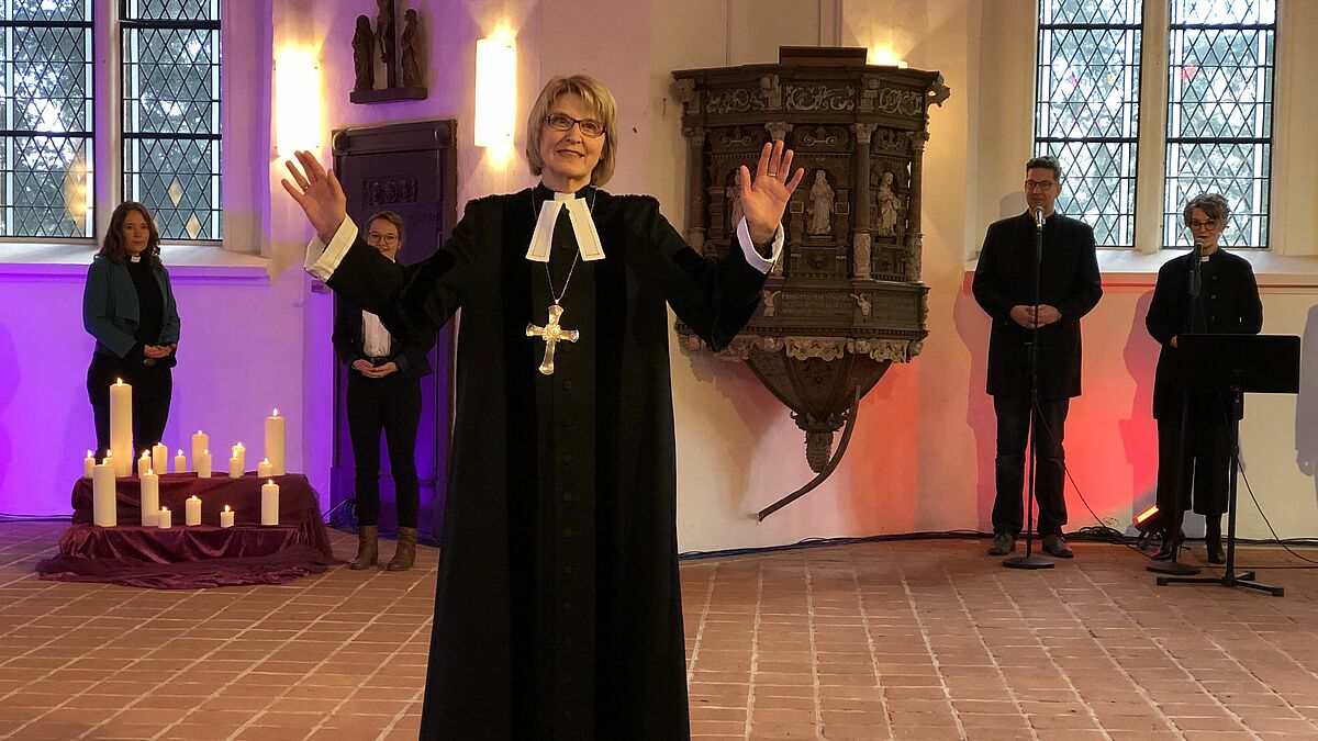Pröpstin Frauke Eiben segnet die Menschen während des Gottesdiensts in Lübeck.