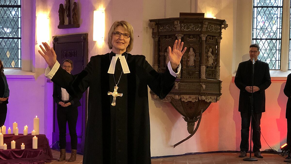 Pröpstin Frauke Eiben segnet die Menschen während des Gottesdiensts in Lübeck.