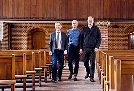 Mit großen Schritten der Wiedereröffnung der Petruskirche entgegen: Propst Thomas Lienau-Becker, Pastor Lars Reimann, Pastor Lutz Damerow (v. l.)