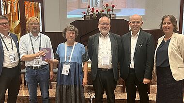 Um Wunden der Geschichte und das Zusammenleben entlang der deutsch-dänischen Grenze heute ging es bei einem Podium in Karlsruhe. Von li n re: Jan Diedrichsen, Mathias Alpen, Bischöfin Marianne Christiansen, Bischof Elov Westergaard, Bischof Gothart Magaard, Uta Andrée.