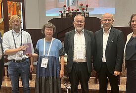 Um Wunden der Geschichte und das Zusammenleben entlang der deutsch-dänischen Grenze heute ging es bei einem Podium in Karlsruhe. Von li n re: Jan Diedrichsen, Mathias Alpen, Bischöfin Marianne Christiansen, Bischof Elov Westergaard, Bischof Gothart Magaard, Uta Andrée.