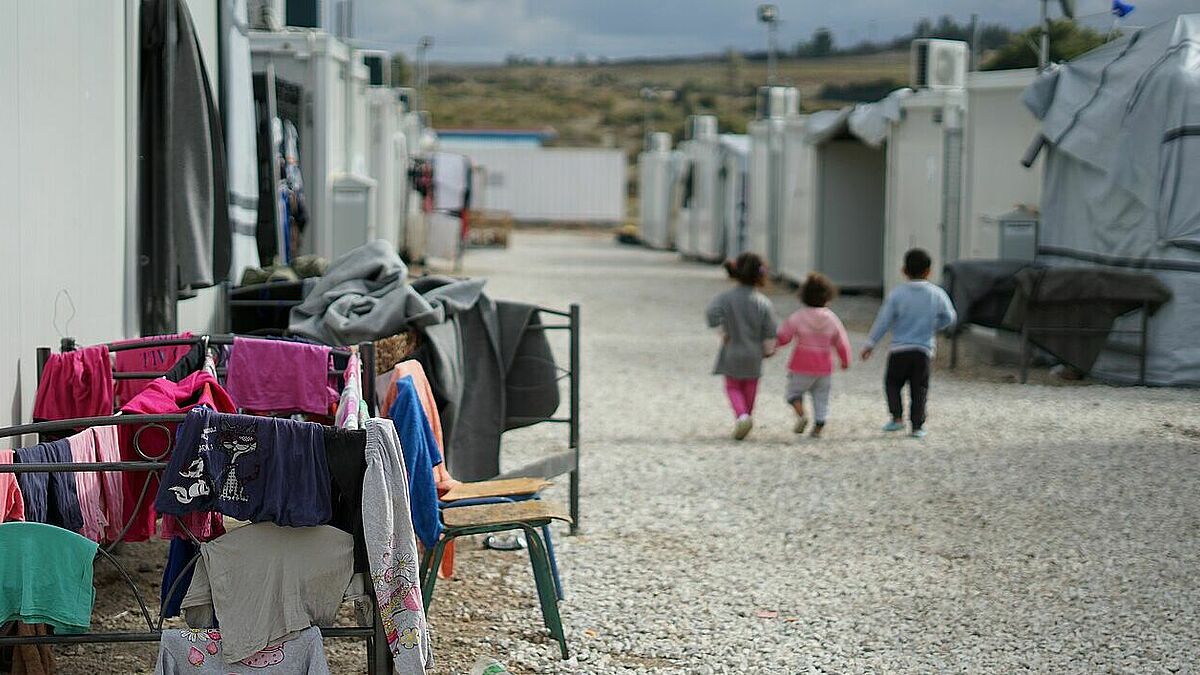 Seit mehr als 20 Jahren findet der Kreuzweg statt, um auf die Ausgrenzung Geflüchteter und ihre Situation aufmerksam zu machen. (Bild: Flüchtlingslager nahe Athen).