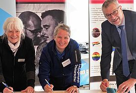 Astrid Buchin, stellvertretende Pröpstin vom Kirchenkreis Dithmarschen, hat gemeinsam mit Frauke Düßmann vom  Kreisjugendring Dithmarschen und Hartmut Busdorf vom Amt Kirchspielslandgemeinde Heider Umland die Lübecker Erklärung unterzeichnet. (von links)