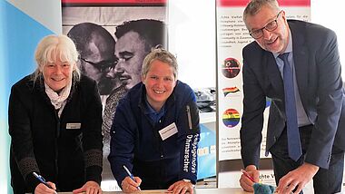 Astrid Buchin, stellvertretende Pröpstin vom Kirchenkreis Dithmarschen, hat gemeinsam mit Frauke Düßmann vom  Kreisjugendring Dithmarschen und Hartmut Busdorf vom Amt Kirchspielslandgemeinde Heider Umland die Lübecker Erklärung unterzeichnet. (von links)