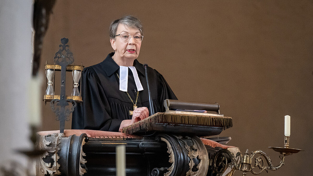 Landesbischöfin Kristina Kühnbaum-Schmidt predigt im Gottesdienst vor Beginn der Tagung der Landessynode. Angesichts aktueller gesellschaftlicher Herausforderungen und mit Blick auf die Bundestagwahl am kommenden Sonntag rief die Landesbischöfin zu klarem Engagement für Demokratie auf.