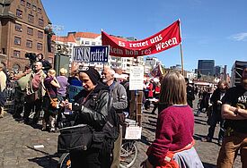Kundgebung am am 1. Mai auf dem Hamburger Fischmarkt: DGB und Kirche fordern faire Löhne für Arbeitnehmer