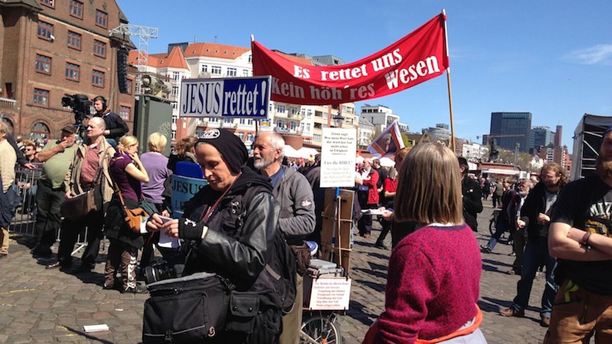 Kundgebung am am 1. Mai auf dem Hamburger Fischmarkt: DGB und Kirche fordern faire Löhne für Arbeitnehmer