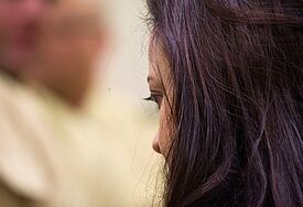 Die Angeklagte Beate Zschäpe im Gerichtssaal des Oberlandesgerichts München. Hier hat im Mai 2013 der Prozess gegen die NSU-Terrorzelle "Nationalsozialistischer Untergrund" (NSU) begonnen (Archiv, epd).