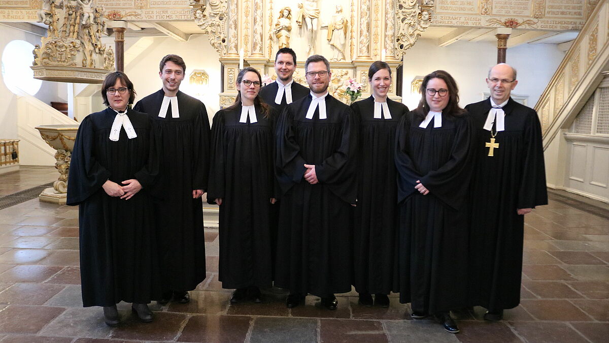 Das sind die neuen Pastorinnen und Pastoren für Schleswig-Holstein zusammen mit Bischof Magaard (r.).