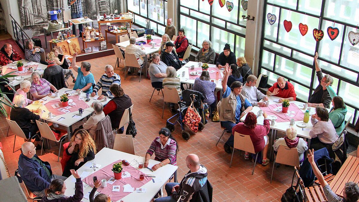 Raus aus den eigenen vier Wänden und mit anderen Spaß beim Bingo haben: eines von vielen Angeboten in der Sozialkirche 