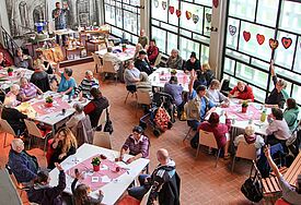 Raus aus den eigenen vier Wänden und mit anderen Spaß beim Bingo haben: eines von vielen Angeboten in der Sozialkirche 
