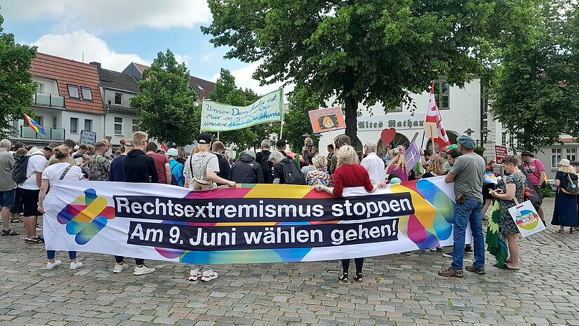 Demo mit buntem Banner gegen Rechtsradikalismus und pro Europawahl 