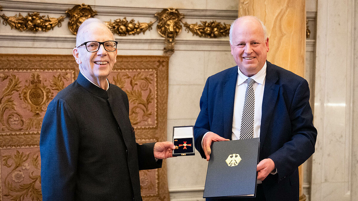 Wilfried Hartmann (links) hat im Hamburger Rathaus das Bundesverdienstkreuz Erster Klasse erhalten. Die Auszeichnung übergab Staatsrat Jan Pörksen.