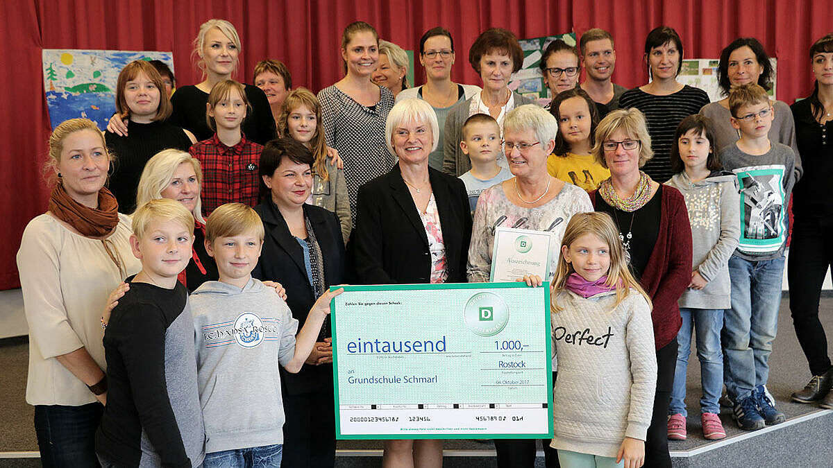 Die Rostocker "Grundschule Schmarl" ist am Mittwoch als Landessieger Mecklenburg-Vorpommern des Deichmann-Förderpreises für Integration ausgezeichnet worden