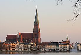 Der Schweriner Dom, vom Pfaffenteich über das Wasser aus gesehen, im Winter, die Bäume sind kahl