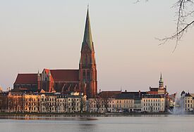 Der Schweriner Dom, vom Pfaffenteich über das Wasser aus gesehen, im Winter, die Bäume sind kahl