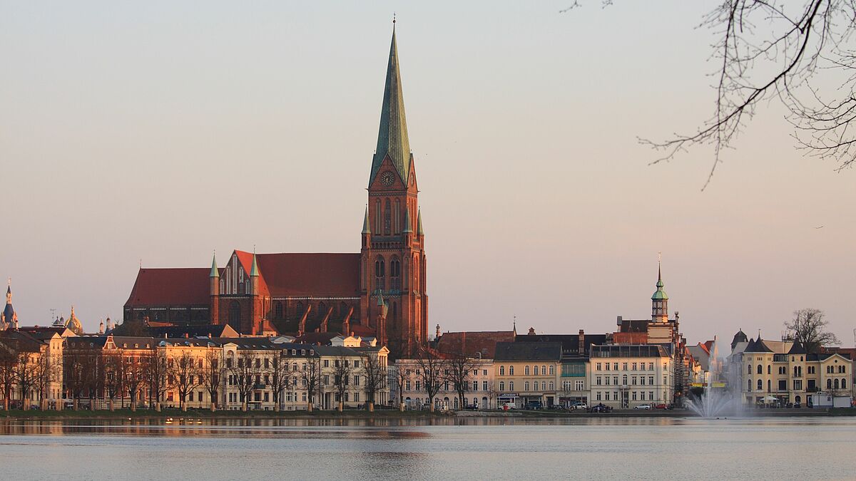 Der Schweriner Dom ist Teil des Residenzensembles der Landeshauptstadt und gehört - wie auch die Schelfkirche oder der Sitz der Landesbischöfin in der Münzstraße - seit Juli 2024 zum Unesco-Welterbe.