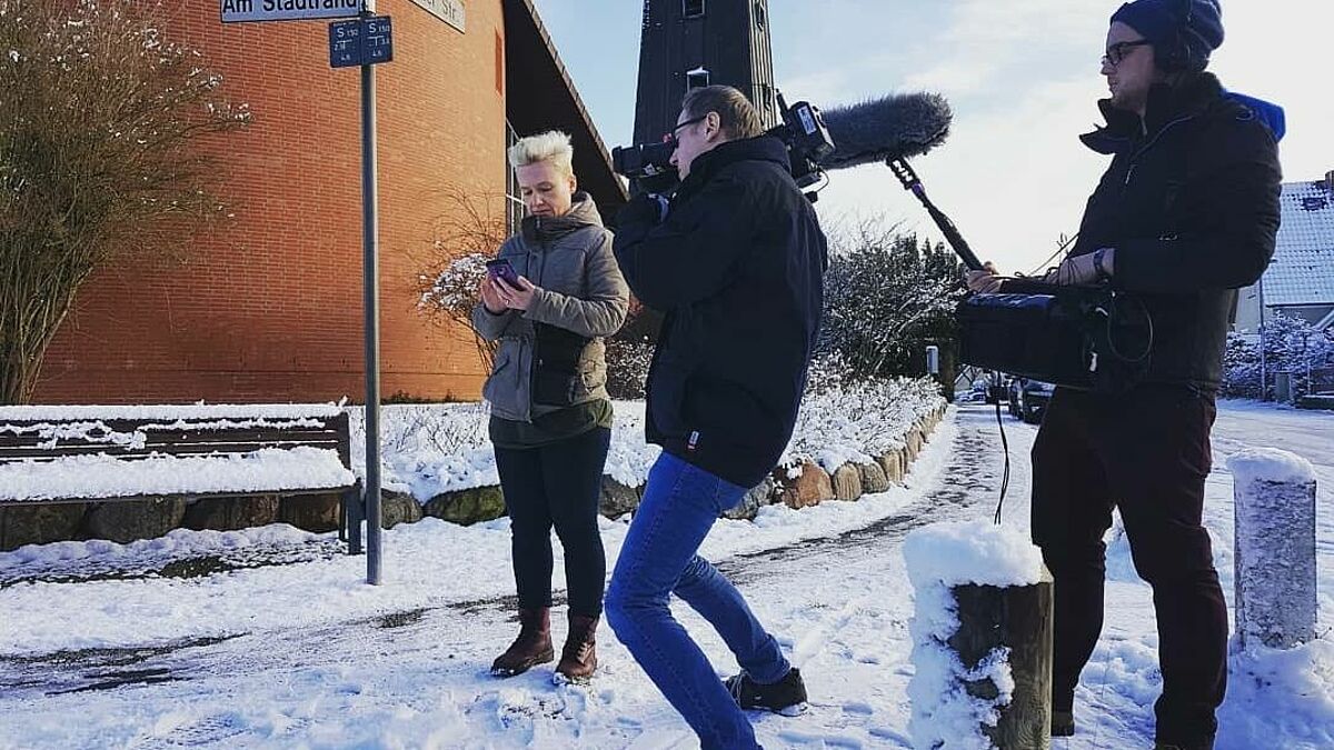 Ein Kamera-Team vom NDR begleitet die Lübecker Pastorin Carola Scherf.