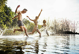 Jugendliche springen in einen See