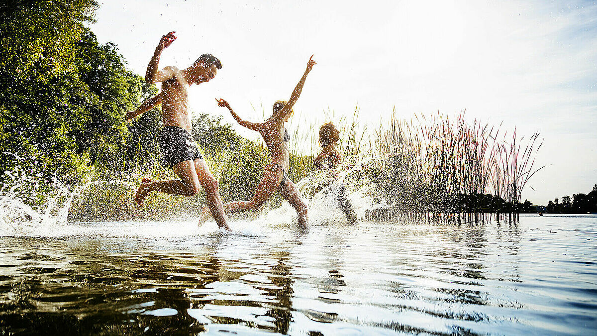 Jugendliche springen in einen See