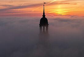 Die Turmspitze des Michels im Abendrot
