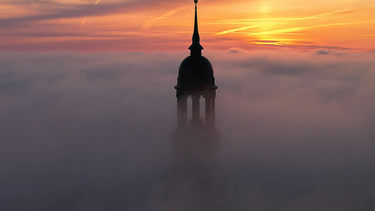 Hamburg in der Abenddämmerung ist schon eine Reise wert. Bei der "Nacht der Kirchen" gibt es aber nicht nur was zu Schauen, sondern auch hunderte von Veranstaltungen zum Mitmachen. Alle kostenlos. Kommt vorbei und lasst euch inspirieren! 