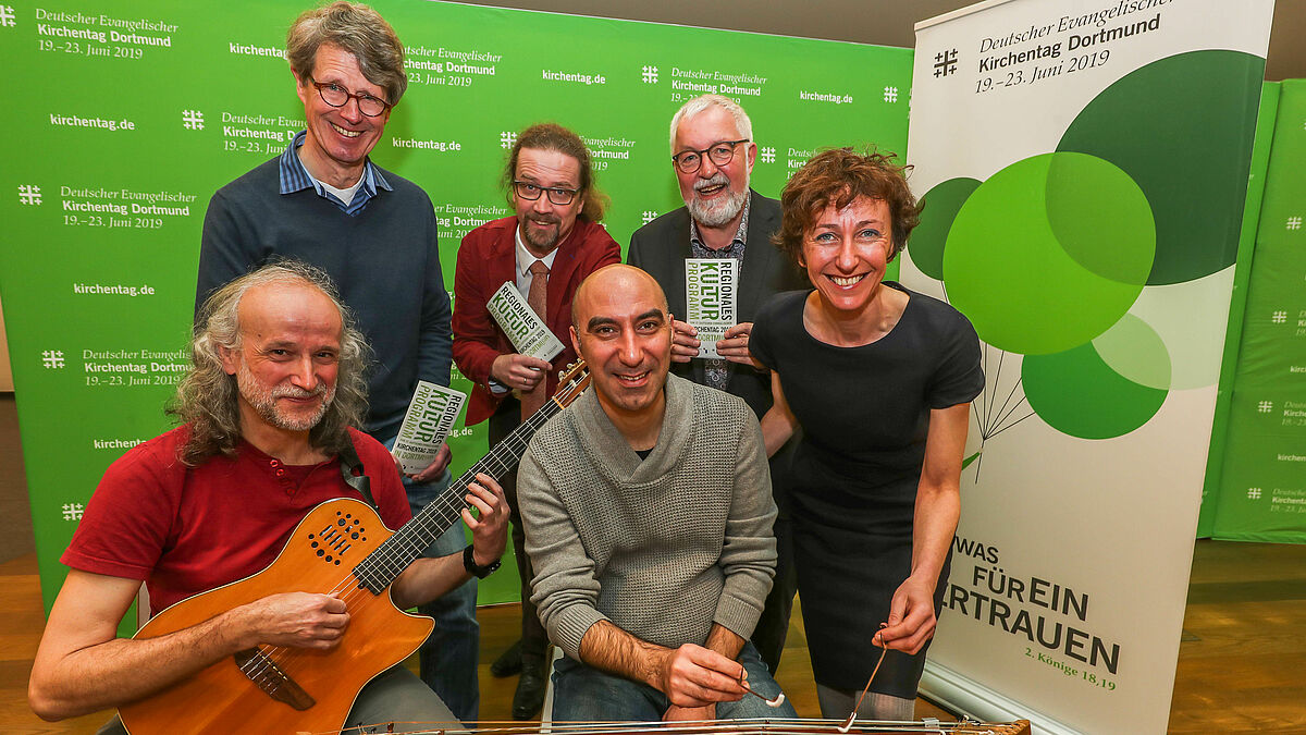 Sie sind für die Kultur auf dem Kirchentag zuständig: Andreas Heuser (vordere Reihe, v.l.), Kioomars Musayyebi (beide Transorient Orchestra), Julia Helmke (Generalsekretärin DEKT); Thomas Haberkamp (hintere Reihe, v.l., JJO NRW), Vicco von Bülow (Landeskirchenrat der EKvW), Andreas Kuhn (Regionales Kulturprogramm)