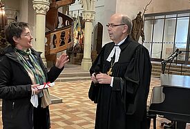 Ministerin Monika Heinold im Gespräch mit Bischof Gothard Magaard im Schleswiger Dom.