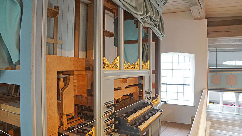 Orgel in der Jevenstedter St.-Georg-Kirche Der Kirchengemeinderat hat die Gettorfer Firma Orgelbau Ulrich Babel mit der Sanierung der nachgebauten Barockorgel aus dem Jahr 1987 beauftragt.
