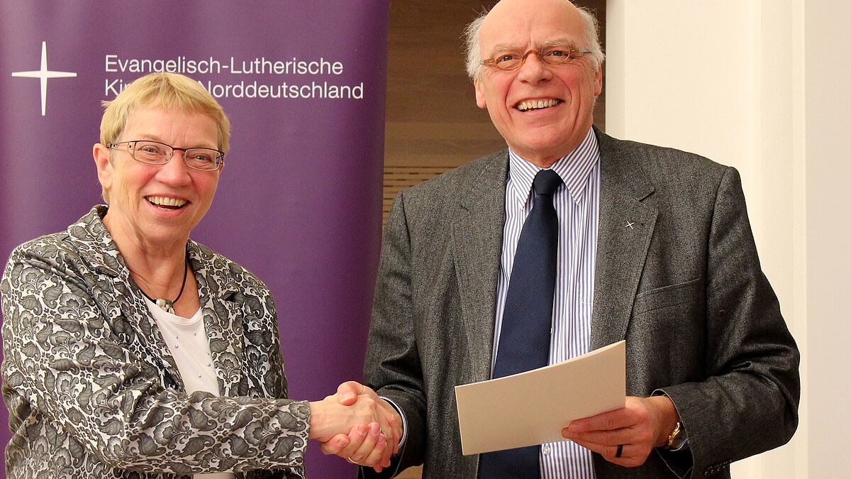 Landesbischof Ulrich und Ministerin Spoorendonk nach der Unterzeichnung der Vereinbarung