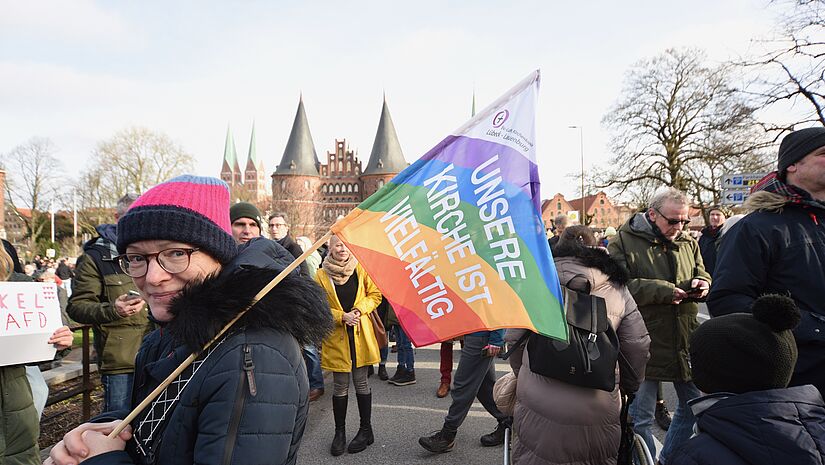 Kirche zeigte Flagge in Lübeck.