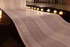 Jedes Jahr am Volkstrauertag wird in St. Jacobi derer gedacht, die auf ihrer Flucht nach Europa ums Leben gekommen sind. Eine mehr als 30 Meter lange Papierrolle zeugt davon. Eine private Initiative sammelt die Namen der Verstorbenen und listet tödliche Ereignisse auf. 