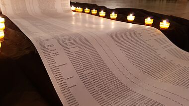 Jedes Jahr am Volkstrauertag wird in St. Jacobi derer gedacht, die auf ihrer Flucht nach Europa ums Leben gekommen sind. Eine mehr als 30 Meter lange Papierrolle zeugt davon. Eine private Initiative sammelt die Namen der Verstorbenen und listet tödliche Ereignisse auf. 