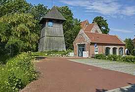 Die Dorfkirche mit Glockenturm in Altenkirchen auf Rügen ist die zweitälteste Kirche Rügens. Älter ist nur die Marienkirche in Bergen.