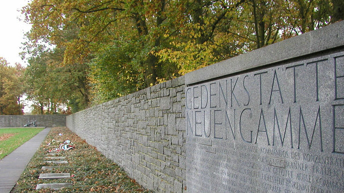 Internationales Mahnmal mit Stele und Ländergedenksteinen in der KZ-Gedenkstätte Neuengamme.

