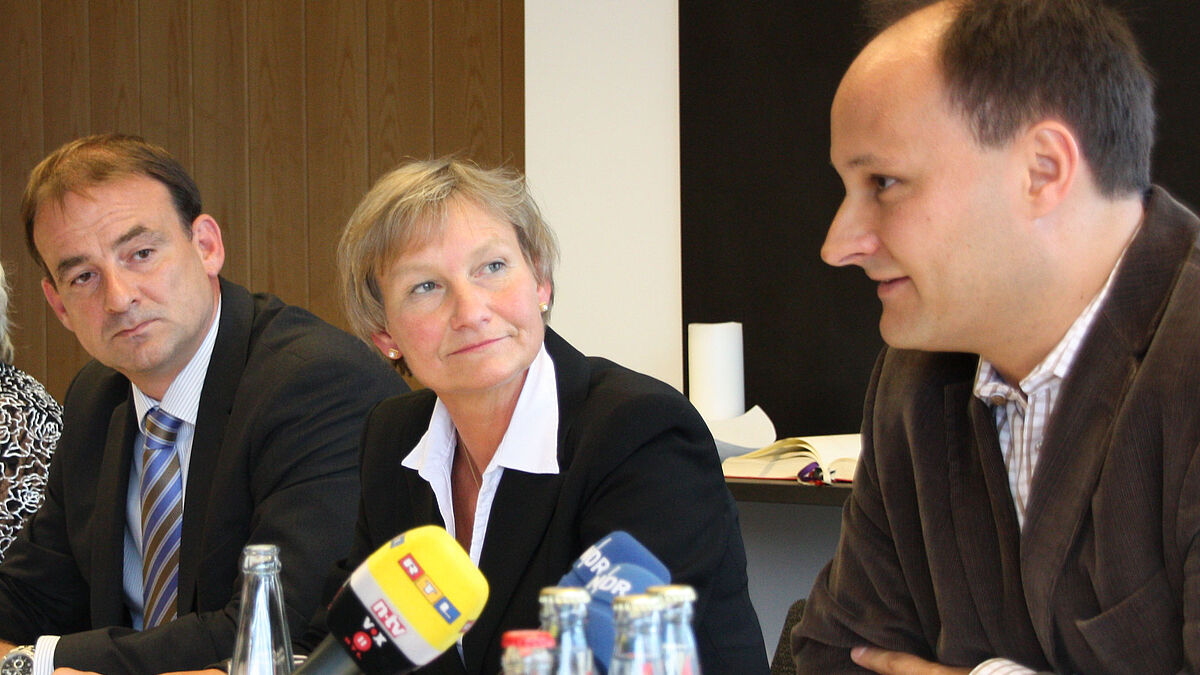 Bischöfin Kirsten Fehrs (Mitte) neben Anselm Kohn (rechts) und Frank Zabel.