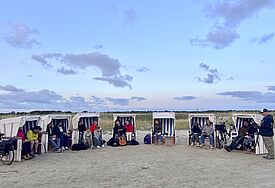 Sonnenuntergangsgedanken mit Gästen in Strandkörben