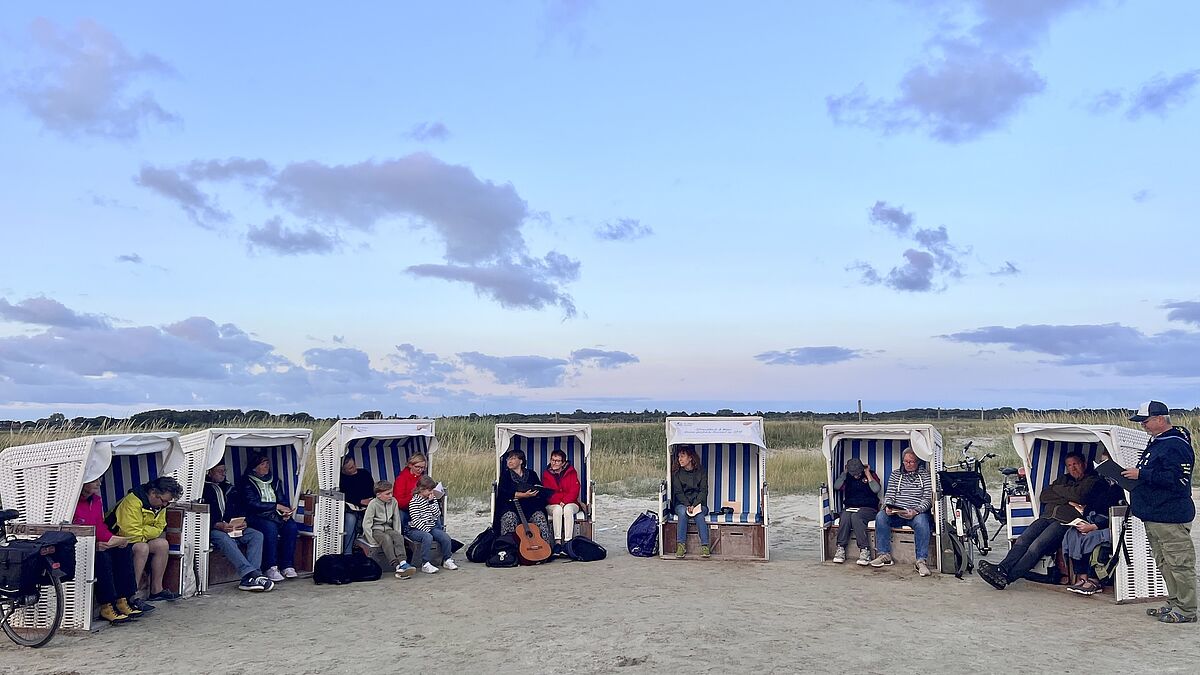 Immer mittwochs um 20 Uhr am Südstrand: Die Sonnenuntergangsgedanken tragen die Teammitglieder der Kirche am Urlaubsort abwechselnd vor. Gesungen wird gemeinsam.