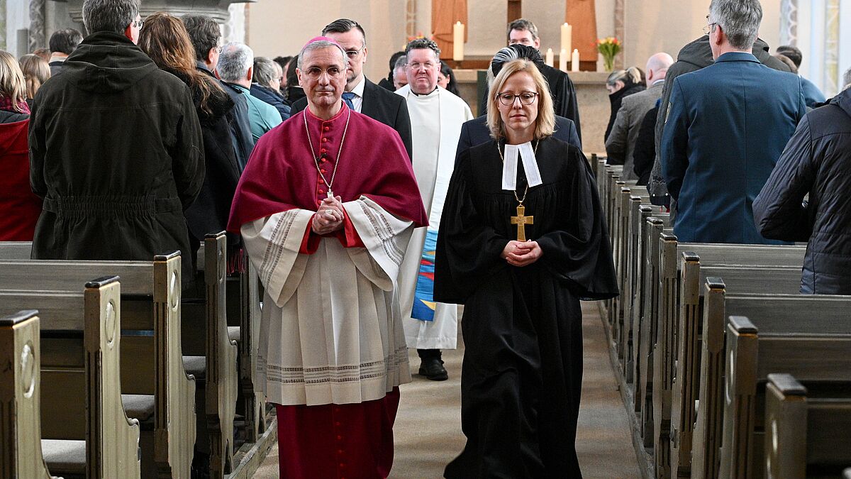 Erzbischof Dr. Stefan Heße und Bischöfin Nora Steen beim Auszug aus dem Gottesdienst