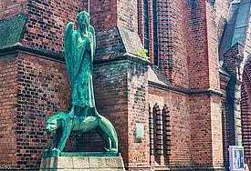 Die Bronzeskulptur "Geistkämpfer" steht vor der ST. Nikolaikirche in Kiel.