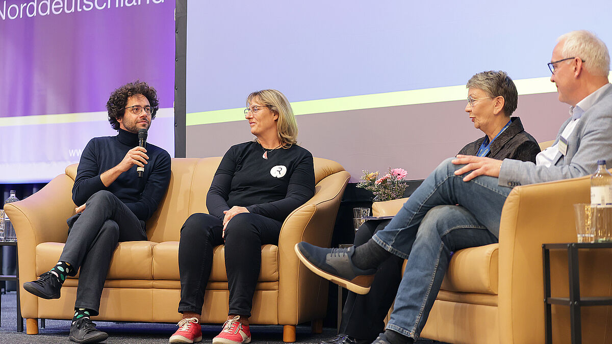 Das Projekt der KulturKirche Recknitz funktioniert nur dank eines engagierten Teams aus Haupt- und Ehrenamtlichen - während ihres Berichtes auf der Landessynode stellte Landesbischöfin Kristina Kühnbaum-Schmidt die Erfahrungen der Engagierten im Gespräch vor. 