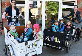 Lastenfahrräder vor der Kita